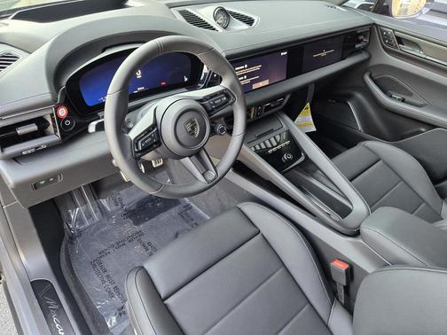 2025 Porsche Macan Turbo