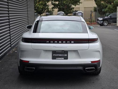 2026 Porsche Panamera 4