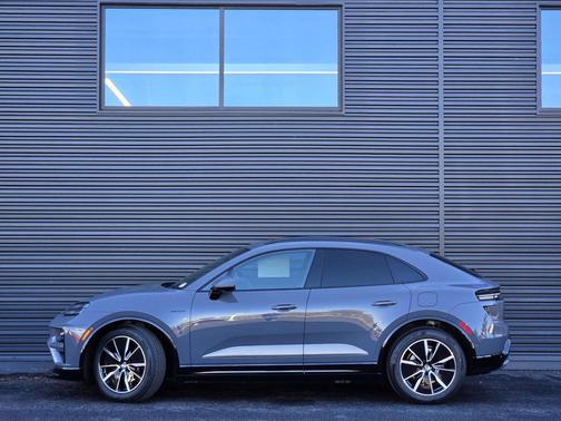 2025 Porsche Macan Turbo