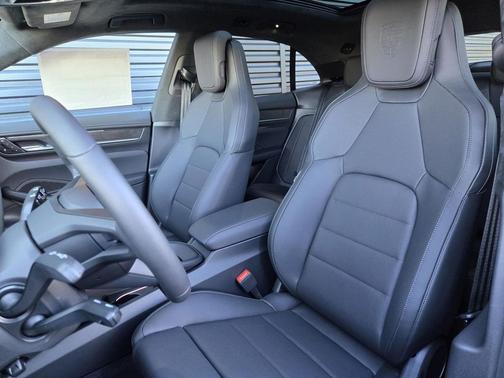 2025 Porsche Macan Turbo