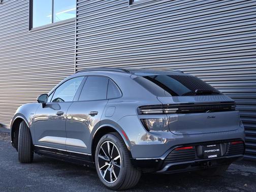 2025 Porsche Macan Turbo