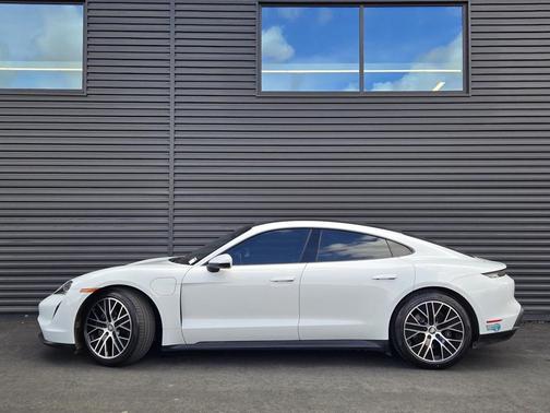 2022 Porsche Taycan 