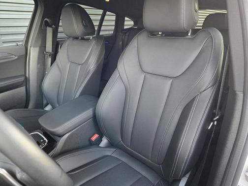 2025 BMW X4 xDrive30i