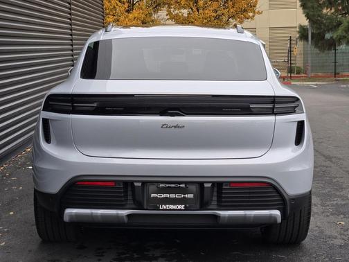 2025 Porsche Macan Turbo