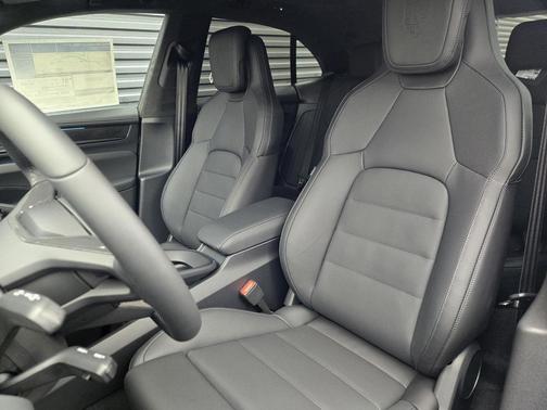 2025 Porsche Macan Turbo