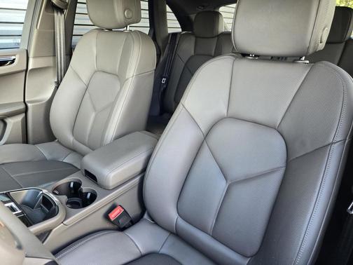 2025 Porsche Macan T