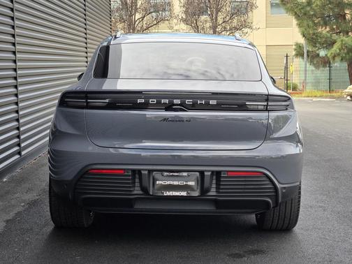 2026 Porsche Macan 4