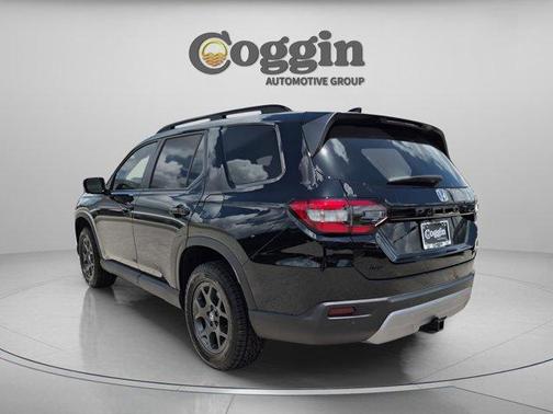 Crystal Black Pearl 2025 Honda Pilot TrailSport