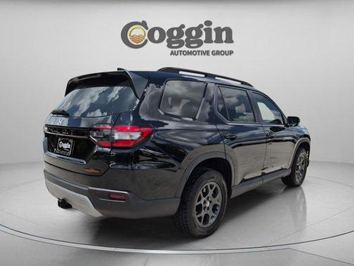 Crystal Black Pearl 2025 Honda Pilot TrailSport