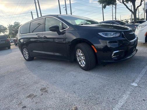 2023 Chrysler Pacifica Touring-L