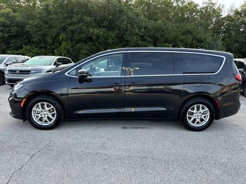 2023 Chrysler Pacifica Touring-L