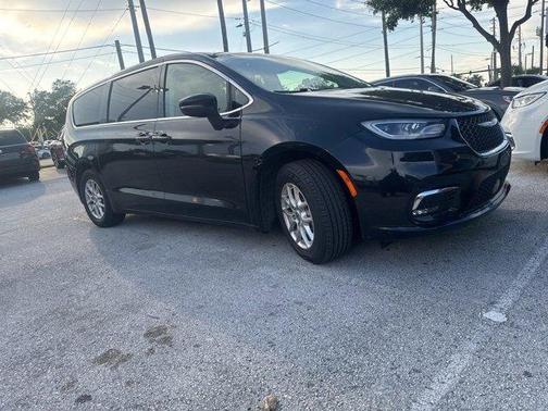 2023 Chrysler Pacifica Touring-L