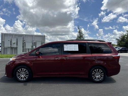 2019 Toyota Sienna XLE