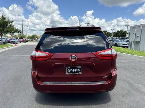 2019 Toyota Sienna XLE