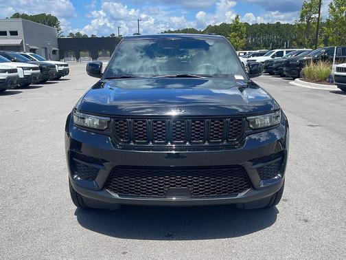 Diamond Black Crystal Pearlcoat 2025 Jeep Grand Cherokee Altitude