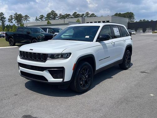 Bright White Clearcoat 2026 Jeep Grand Cherokee Altitude