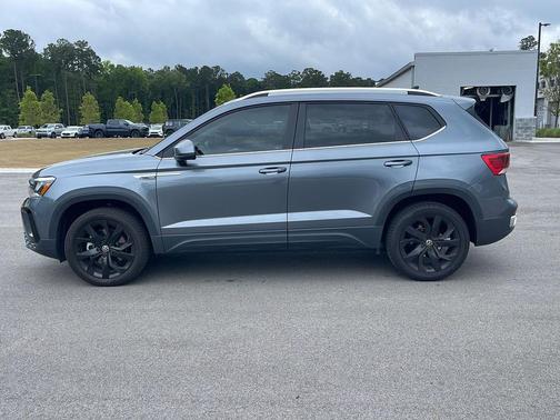 Platinum Gray Metallic 2024 Volkswagen Taos 1.5T SE