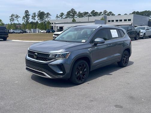 Platinum Gray Metallic 2024 Volkswagen Taos 1.5T SE