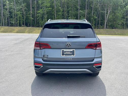 Platinum Gray Metallic 2024 Volkswagen Taos 1.5T SE