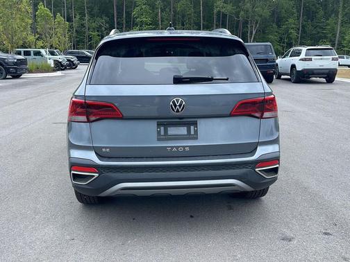 Platinum Gray Metallic 2024 Volkswagen Taos 1.5T SE