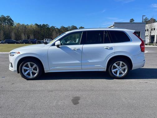 2021 Volvo XC90 T6 Momentum