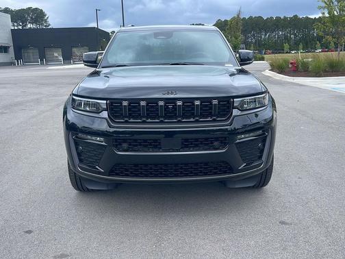 Diamond Black Crystal Pearlcoat 2026 Jeep Grand Cherokee Limited
