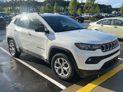 Bright White Clearcoat 2024 Jeep Compass Latitude