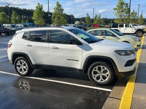 Bright White Clearcoat 2024 Jeep Compass Latitude
