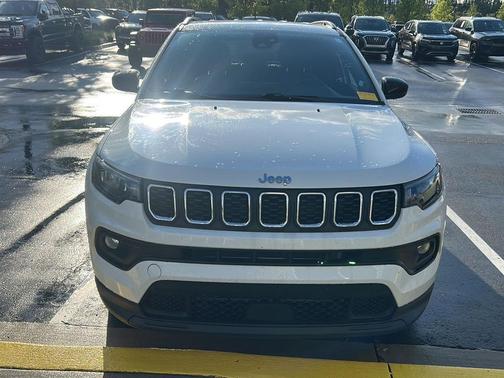 Bright White Clearcoat 2024 Jeep Compass Latitude
