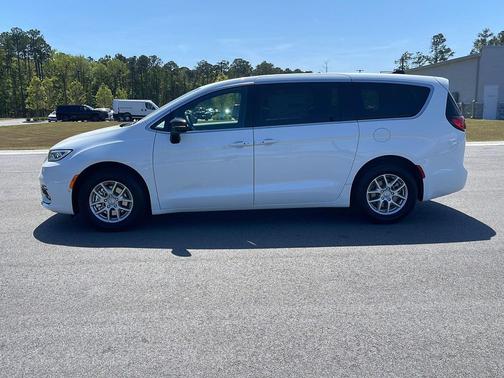 Bright White Clearcoat 2026 Chrysler Pacifica L