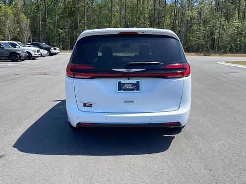 Bright White Clearcoat 2026 Chrysler Pacifica L