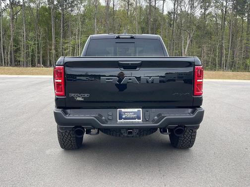 Diamond Black Crystal Pearlcoat 2026 RAM 1500 RHO Crew Cab 4x4 5'7' Box