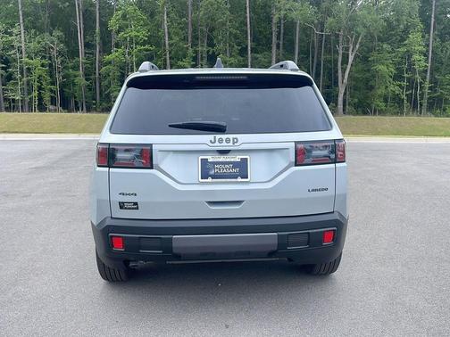 Silver Zynith Clearcoat 2026 Jeep Cherokee Laredo 4x4
