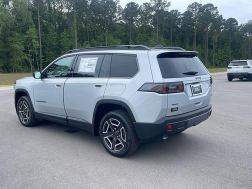 Silver Zynith Clearcoat 2026 Jeep Cherokee Laredo 4x4