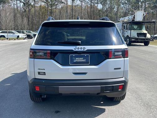 Silver Zynith Clearcoat 2026 Jeep Cherokee Overland
