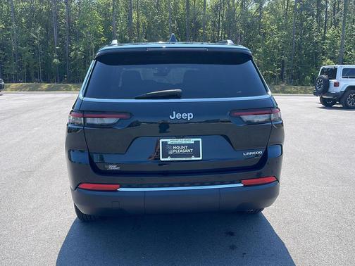 Diamond Black Crystal Pearlcoat 2025 Jeep Grand Cherokee L Laredo