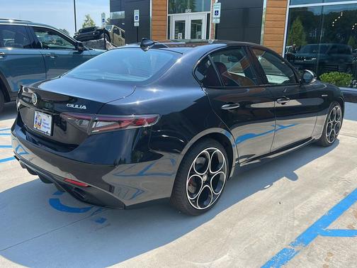 Vulcano Black Metallic 2024 Alfa Romeo Giulia Veloce AWD