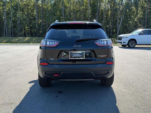 Diamond Black Crystal Pearlcoat 2022 Jeep Cherokee Trailhawk