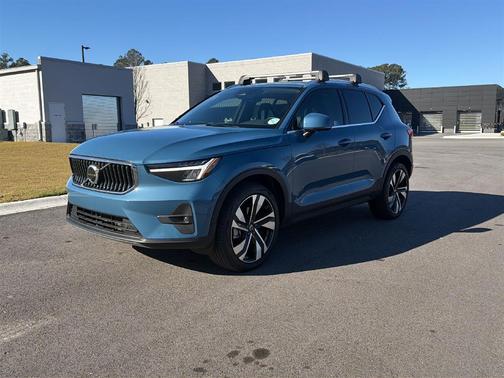 2023 Volvo XC40 B5 Plus Bright Theme