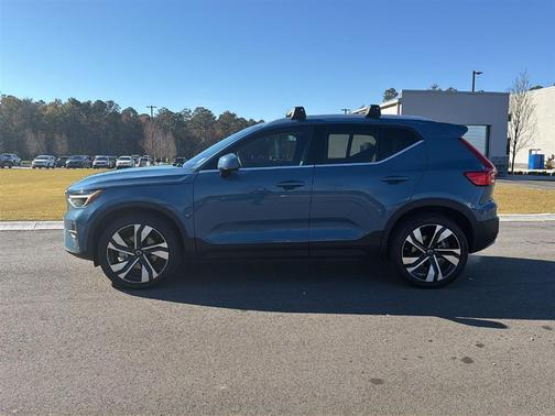 2023 Volvo XC40 B5 Plus Bright Theme