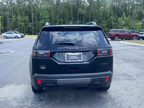 Diamond Black Crystal Pearlcoat 2026 Jeep Cherokee Laredo 4x4