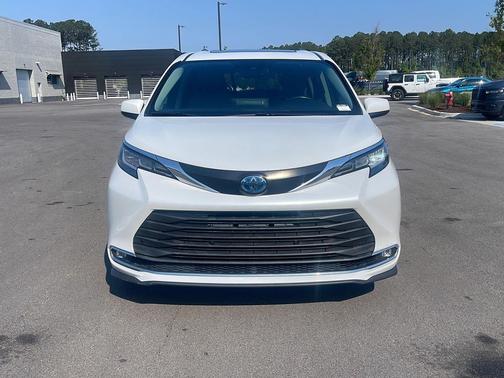 Wind Chill Pearl 2022 Toyota Sienna XLE