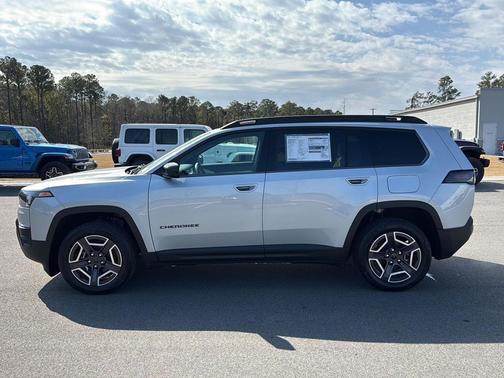 Silver Zynith Clearcoat 2026 Jeep Cherokee Laredo 4x4