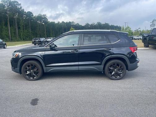 Deep Black Pearl 2024 Volkswagen Taos 1.5T SE