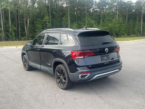 Deep Black Pearl 2024 Volkswagen Taos 1.5T SE