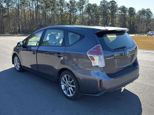 2017 Toyota Prius v Five