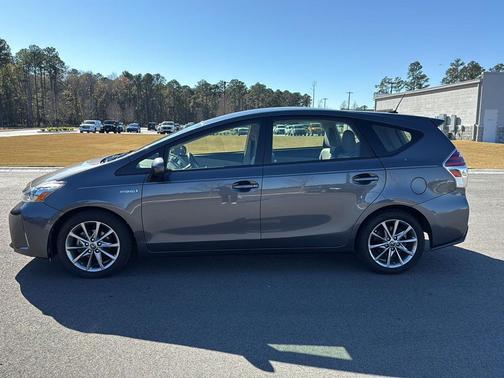 2017 Toyota Prius v Five