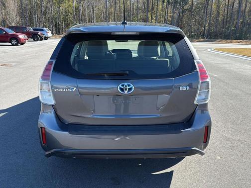 2017 Toyota Prius v Five