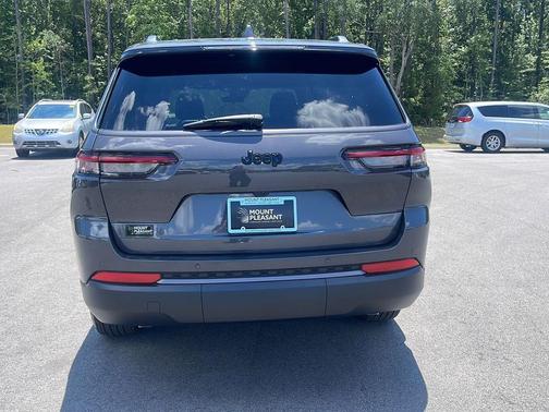 Baltic Gray Metallic Clearcoat 2026 Jeep Grand Cherokee L Altitude