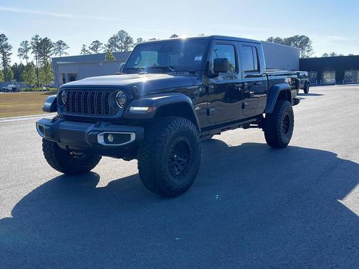 Black Clearcoat 2026 Jeep Gladiator Sahara 4x4